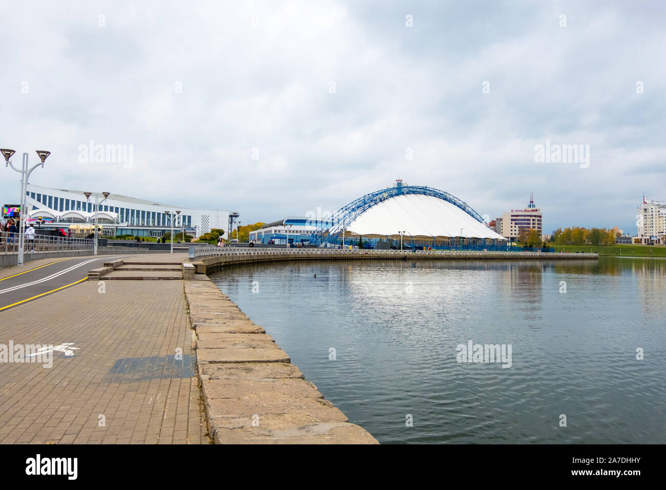 Minsk, Weißrussland - Oktober, 13, 2019: swislotsch Fluss und Sports Palace im Stadtteil Nemiga oder Nyamiha in der Innenstadt von Minsk, Weißrussland Stockfoto