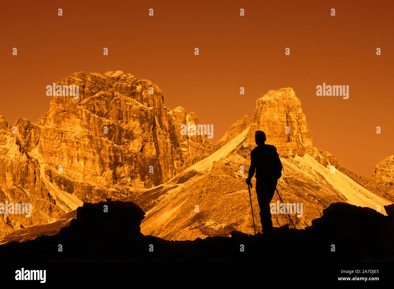 Berg walker Silhouette gegen Torre dei Scarperi/Schwabenalpenkopf, Sextner Dolomiten, Parco Naturale Tre Cime, Südtirol, Italien Stockfoto