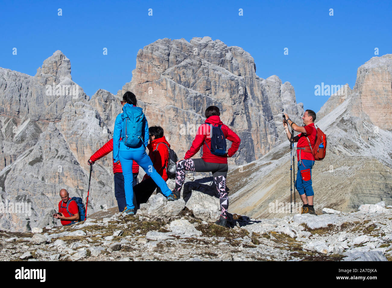 Touristen, die Bilder von Bergkulisse in den Sextener Dolomiten / Dolomiti di Sesto/Sextner Dolomiten, Naturschutzgebiet in Südtirol, Italien Stockfoto