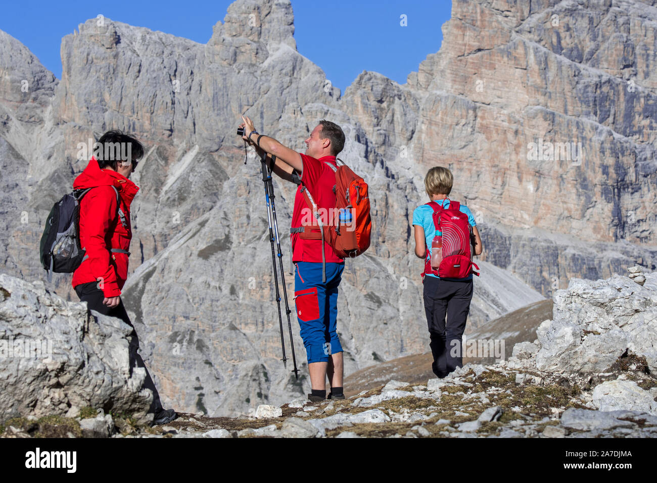 Touristen, die Bilder von Bergkulisse in den Sextener Dolomiten / Dolomiti di Sesto/Sextner Dolomiten, Naturschutzgebiet in Südtirol, Italien Stockfoto
