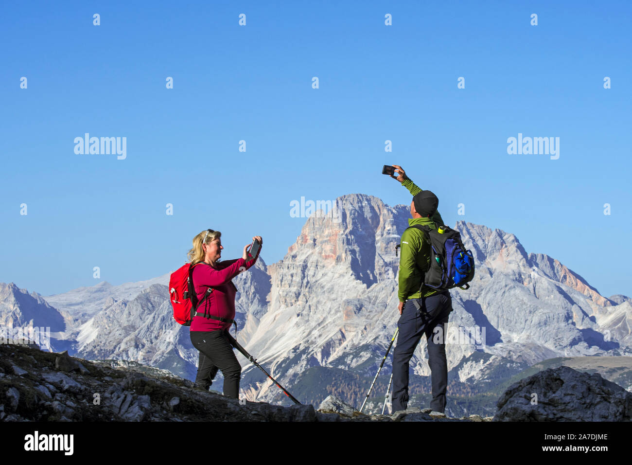 Touristen, die Bilder von Bergkulisse in den Sextener Dolomiten / Dolomiti di Sesto/Sextner Dolomiten, Naturschutzgebiet in Südtirol, Italien Stockfoto
