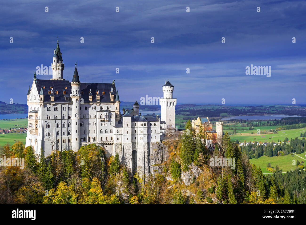 Schloss Neuschwanstein von der Marienbrücke im Herbst/Herbst gesehen, aus dem 19. Jahrhundert Neoromanischen Schloss Hohenschwangau, Bayern, Deutschland Stockfoto