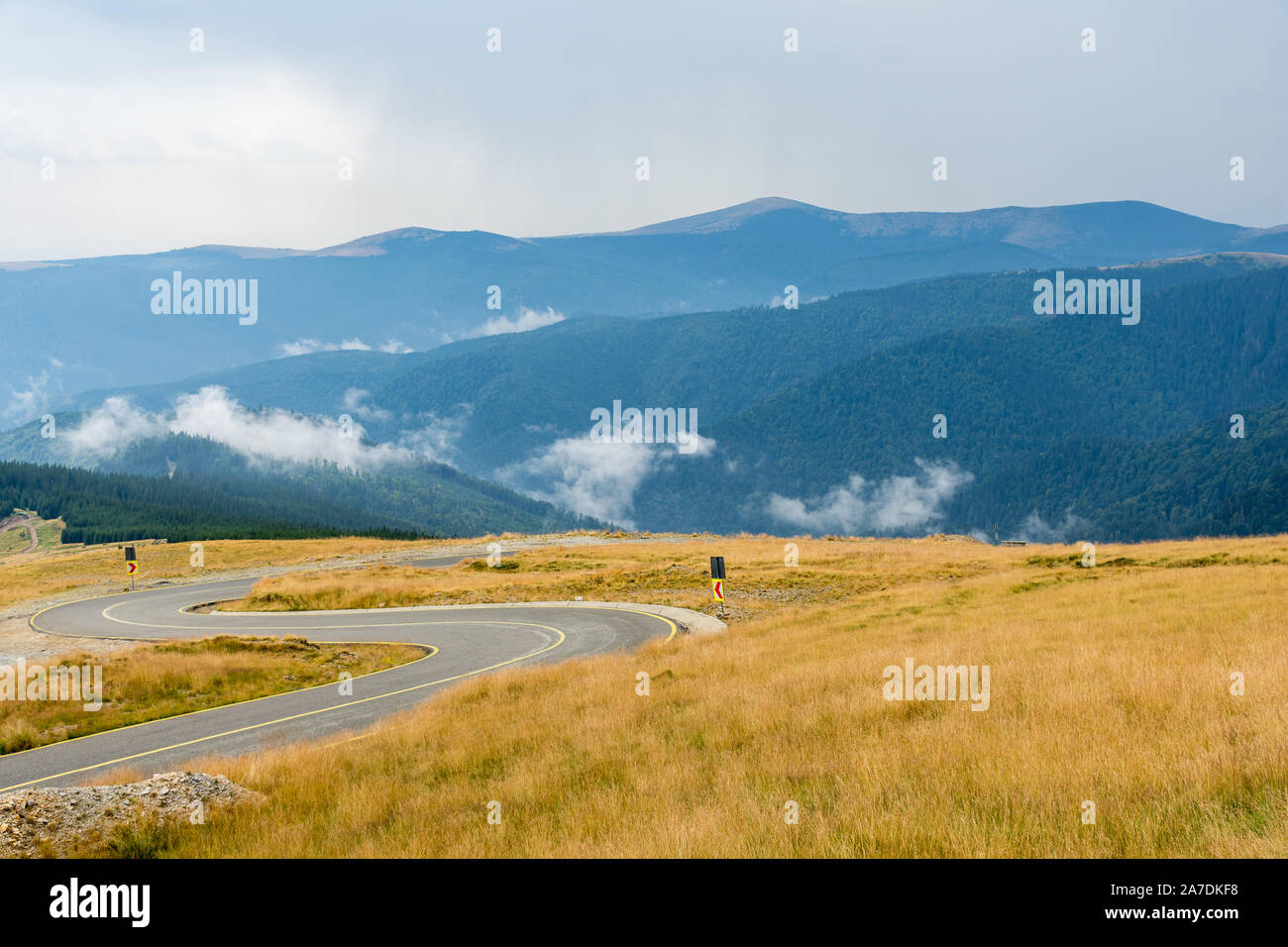 Regnerische Wetter über transalpina high mountain Road, Rumänien Stockfoto