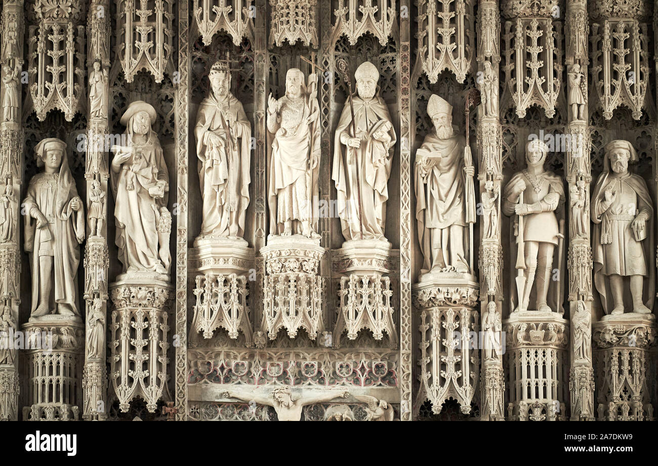 Steinfiguren auf der Wand hinter dem Altar in der Kapelle des All Souls College, Universität Oxford, England. Stockfoto