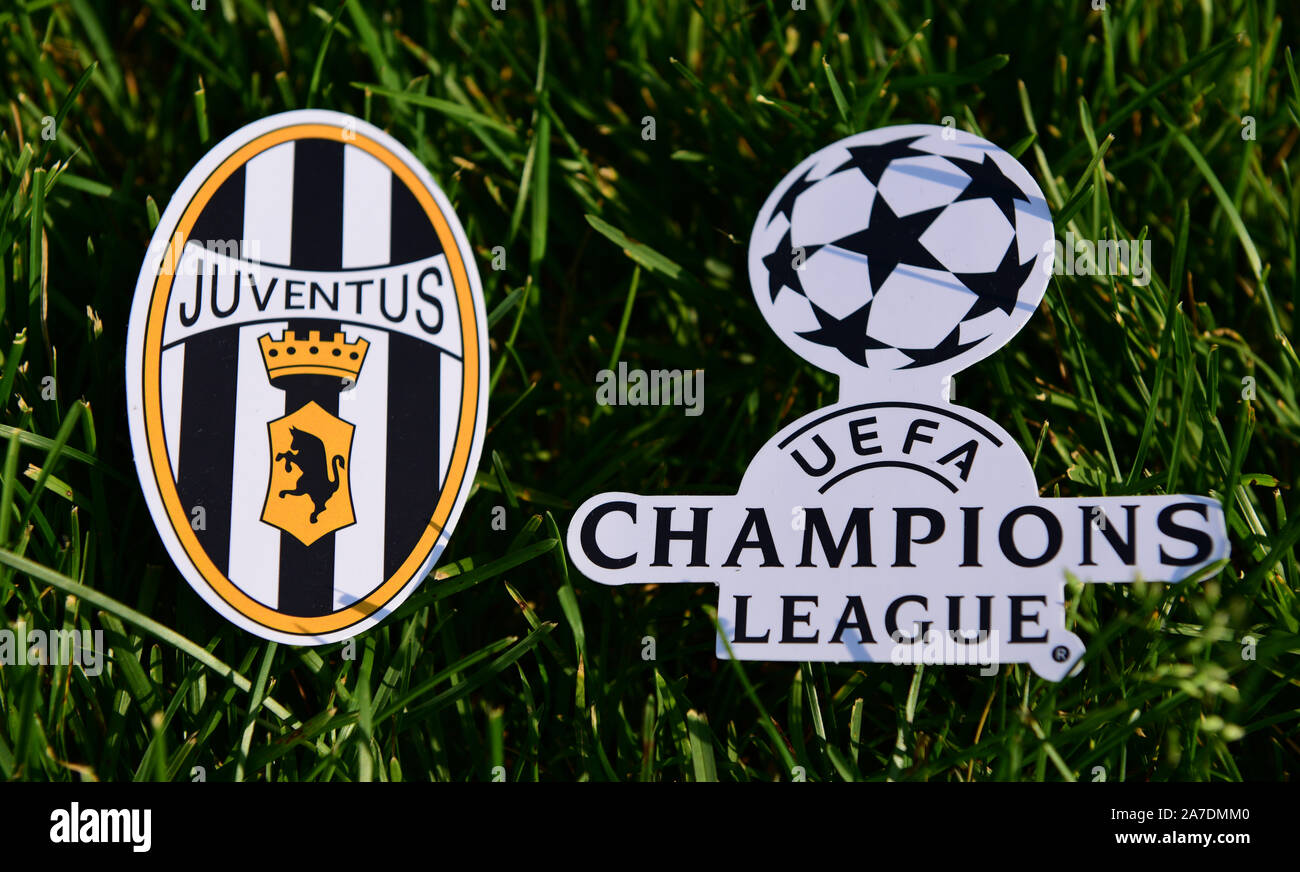 September 6, 2019 Istanbul, Türkei. Das Emblem der italienische Fußball-Club Juventus Turin neben dem Logo der Champions League auf dem grünen Rasen Stockfoto