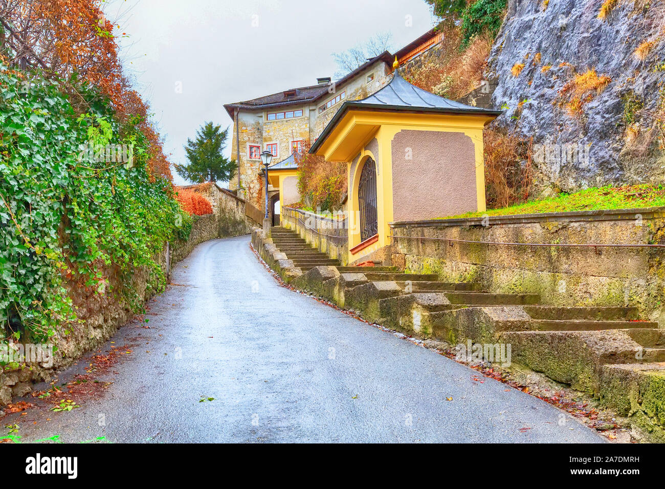 Salzburg, Österreich weg zum Aussichtspunkt, Haus mit Bogen Stockfoto