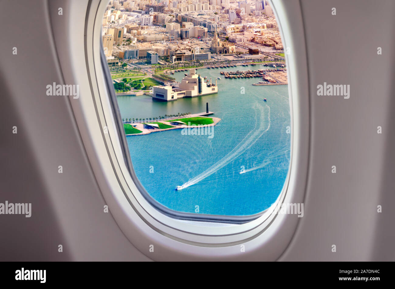 Blick aus dem Flugzeugfenster am Persischen Golf und Doha, Katar Stockfoto