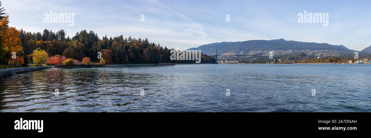 Downtown Vancouver, British Columbia, Kanada. Schöne Panoramasicht auf ufermauer im Stanley Park an einem sonnigen Herbst Abend. Stockfoto