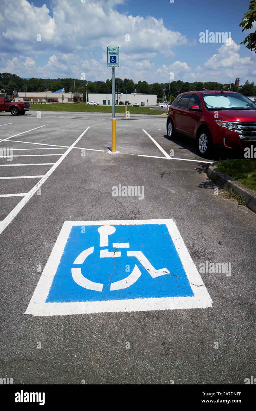Blau Behinderte behinderte Stellplatz auf dem Parkplatz Oak Ridge Tennessee USA Stockfoto