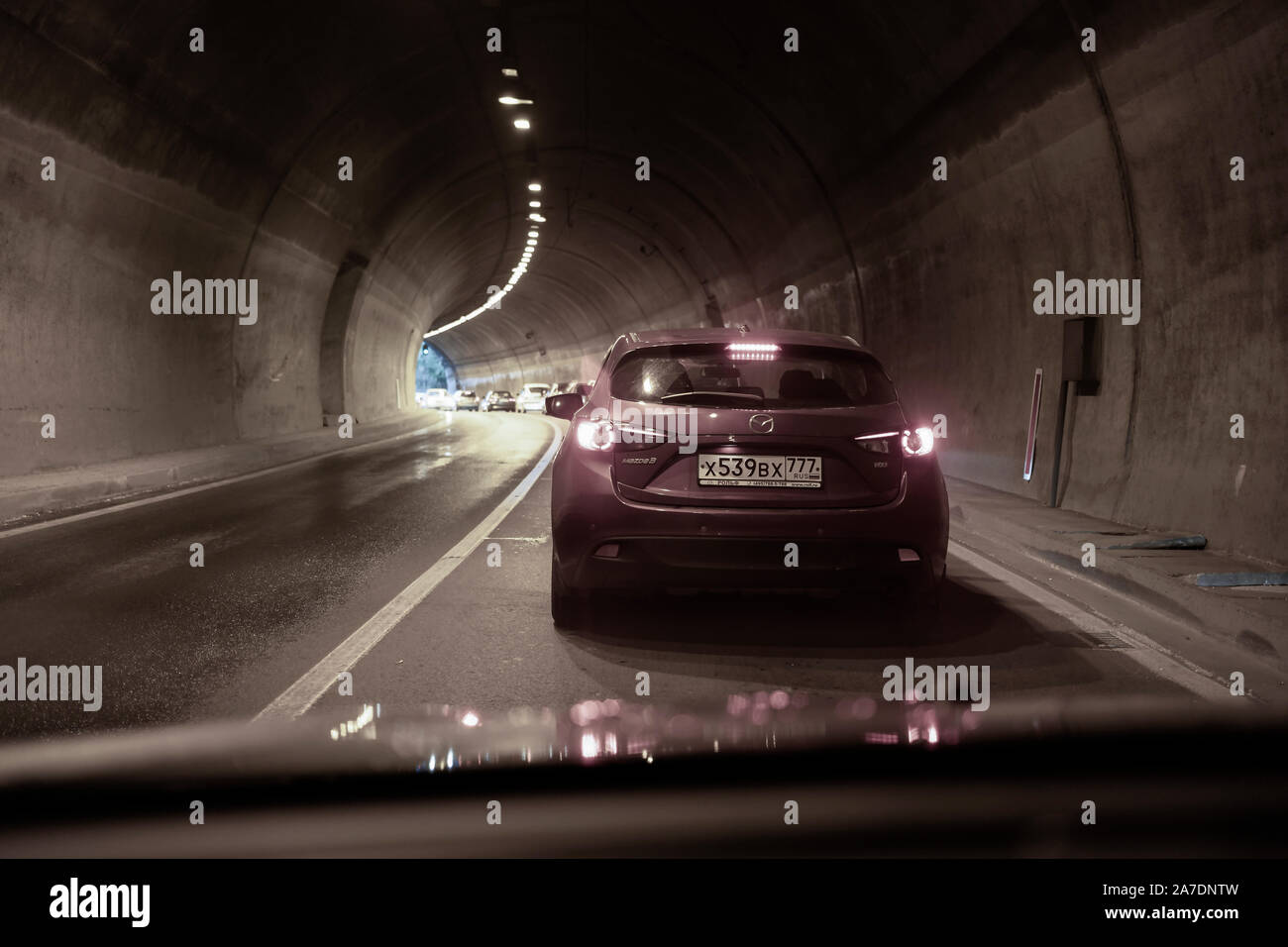 Montenegro, 19.09.2019: Linie der Autos im Tunnel vor der Stadt Kotor gebildet Stockfoto