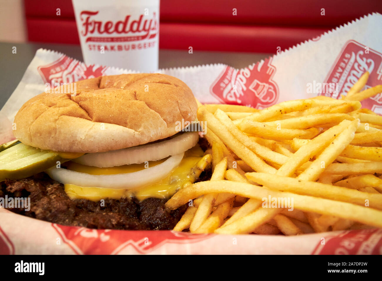 Freddys steakburgers steakburger und Pommes Frites mit Getränk Oak Ridge Tennessee USA Stockfoto