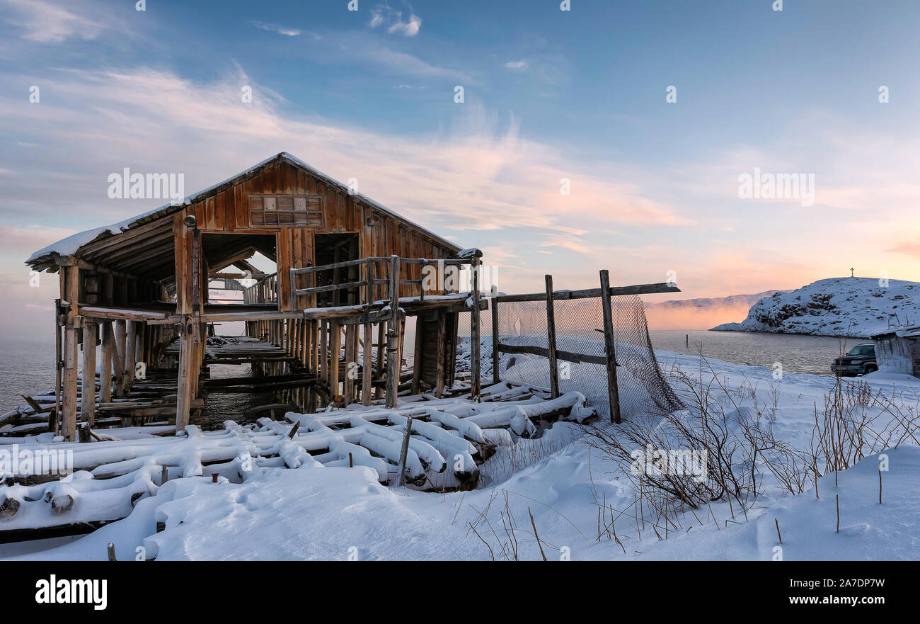 Alten, verlassenen Holz- Dock bei Sonnenuntergang. Teriberka, Murmansk. Halbinsel Kola. Russischen Polarregion. Barentssee Stockfoto