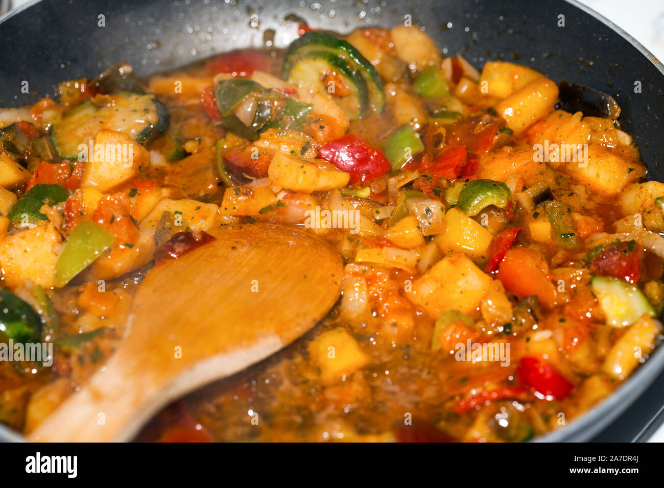 Ratatouille ist ein französisch-provenzalische geschmortes Gemüsegericht mit Ursprung in Nizza. Rezept Zutaten gehören Tomaten, Knoblauch, Zwiebeln, Zucchini, Aubergine (e Stockfoto