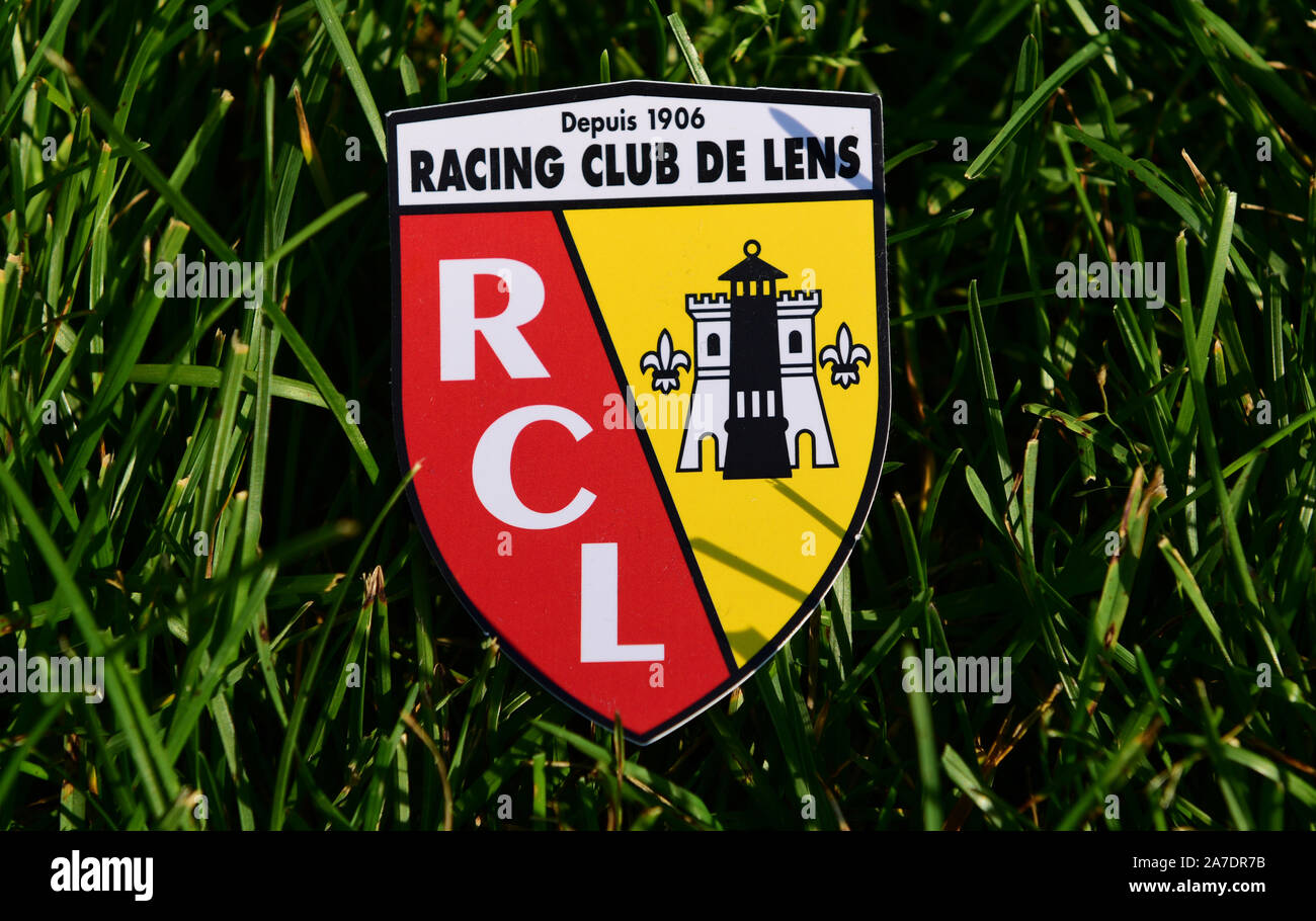 September 6, 2019 Istanbul, Türkei. Das Emblem des französischen Fußball-Club Racing Club de Lens auf dem grünen Rasen der Fußball-Feld Stockfoto