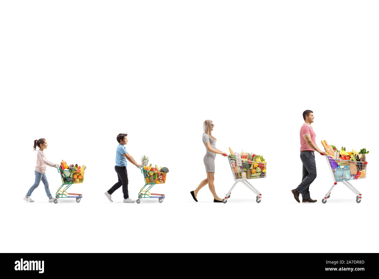 Volle Länge Profil Schoß einer Familie von Mutter, Vater, Tochter und Sohn mit Shopping Carts auf weißem Hintergrund Stockfoto
