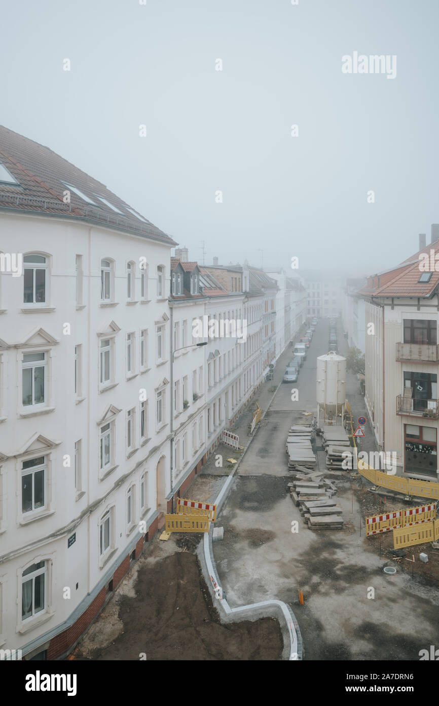 Hohe Betrachtungswinkel der Straßenbau mit Nebel Stockfoto