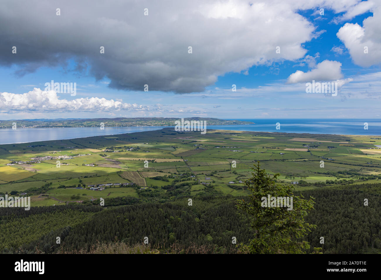 Magilligan Point, County Londonderry, Nordirland, betrachtet aus Binevenagh und Suchen darüber hinaus zu der Grafschaft Donegal, Irland Stockfoto