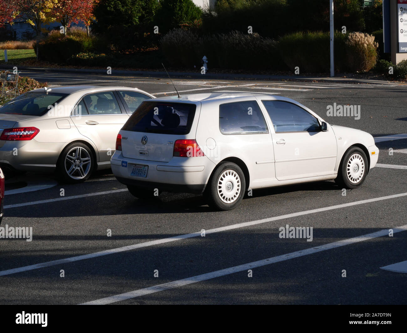 Verkehr auf einer Straße in Kirkland, Washington, USA. Stockfoto