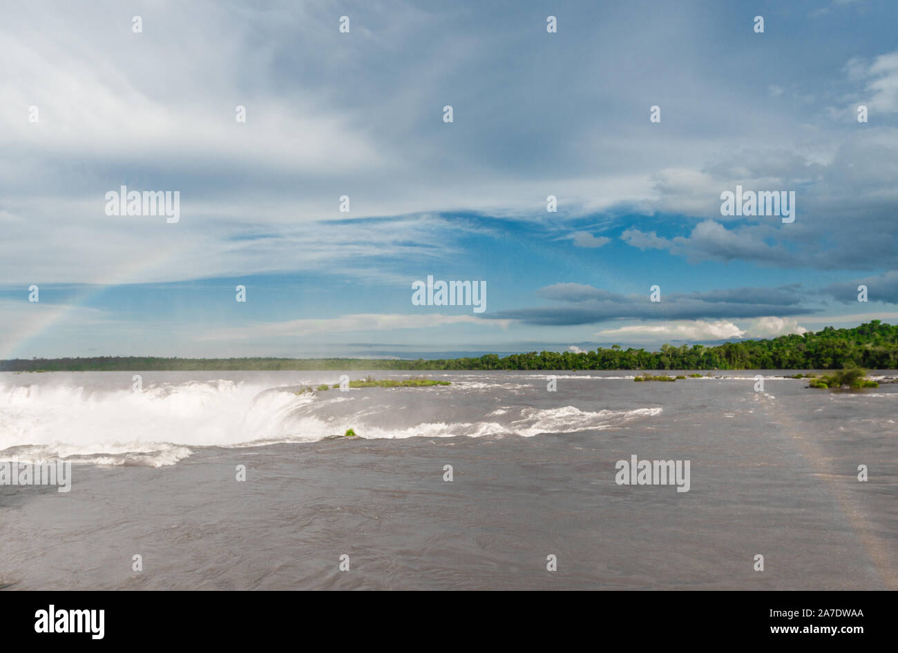Iguazu Wasserfälle mit einem Regenbogen. Foto bei Argentinischen Seite, Teufelsschlund. Stockfoto
