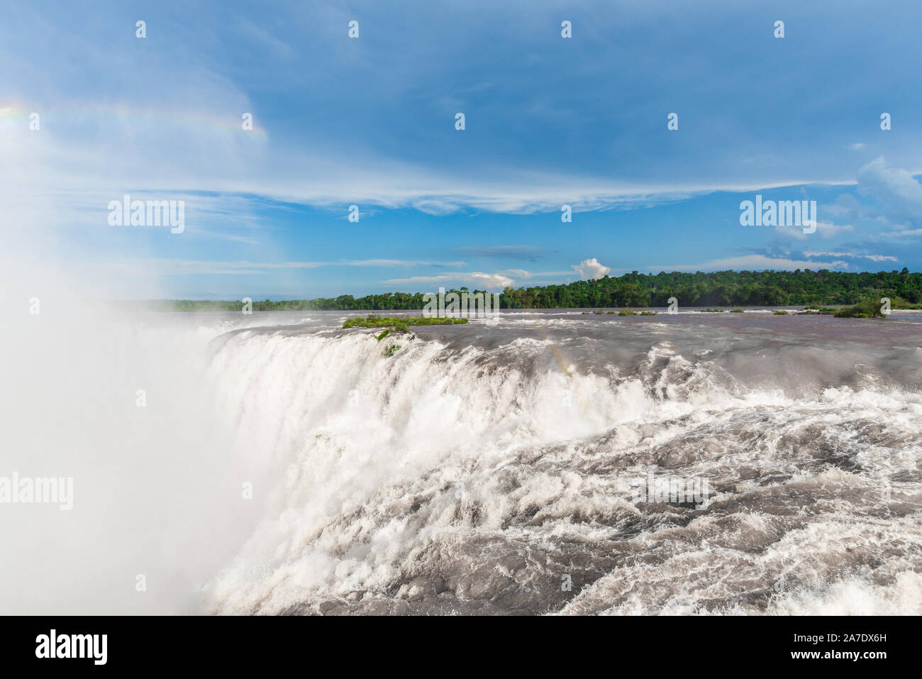 Iguazu Wasserfälle an einem sonnigen Tag im Sommer. Foto bei Argentinischen, Teufelsschlund Stockfoto