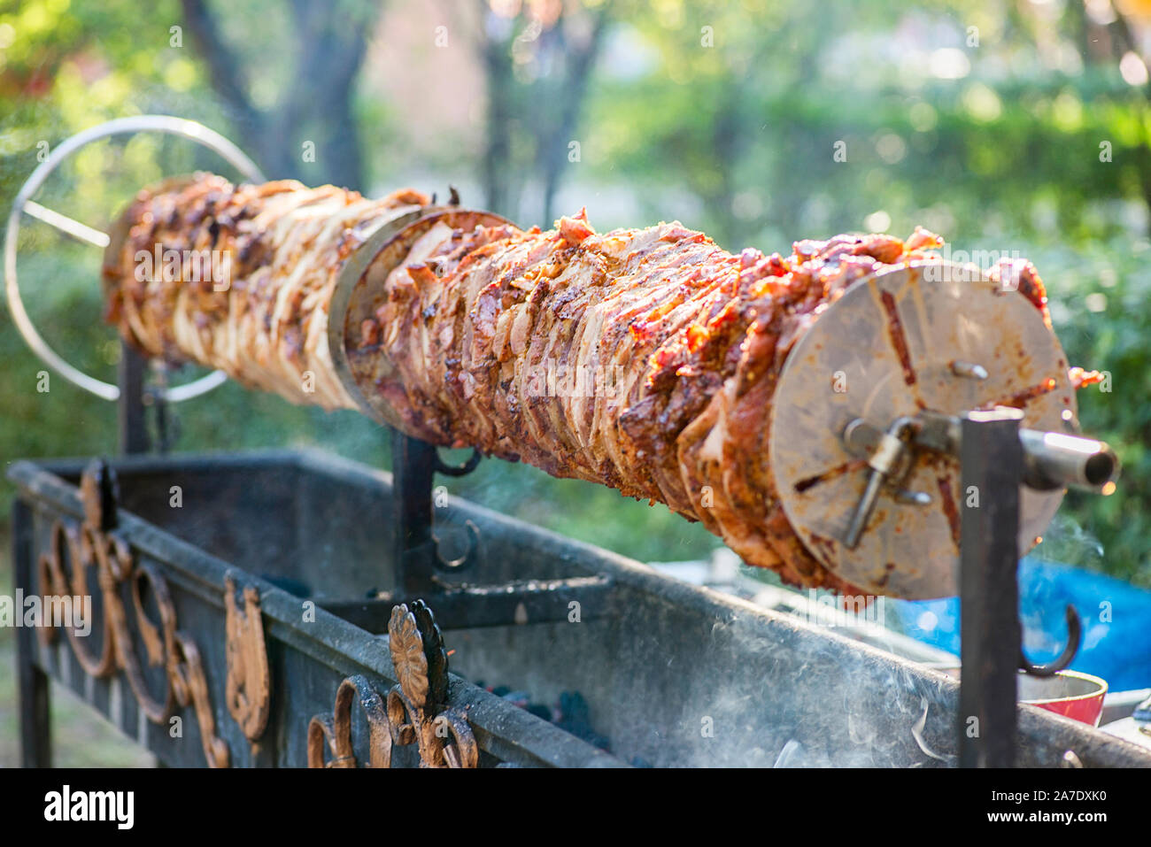 Eine rotierende Spieß Braten von Fleisch über glühende Kohlen. Grill  Fleisch, gebratenes Schwein am Spieß Stockfotografie - Alamy