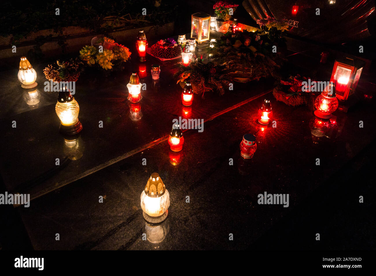 Kerzen brennen auf Grabstein in der alten Szent Mihály temeto (St. Michael Friedhof) zu Allerheiligen, Sopron, Ungarn Stockfoto