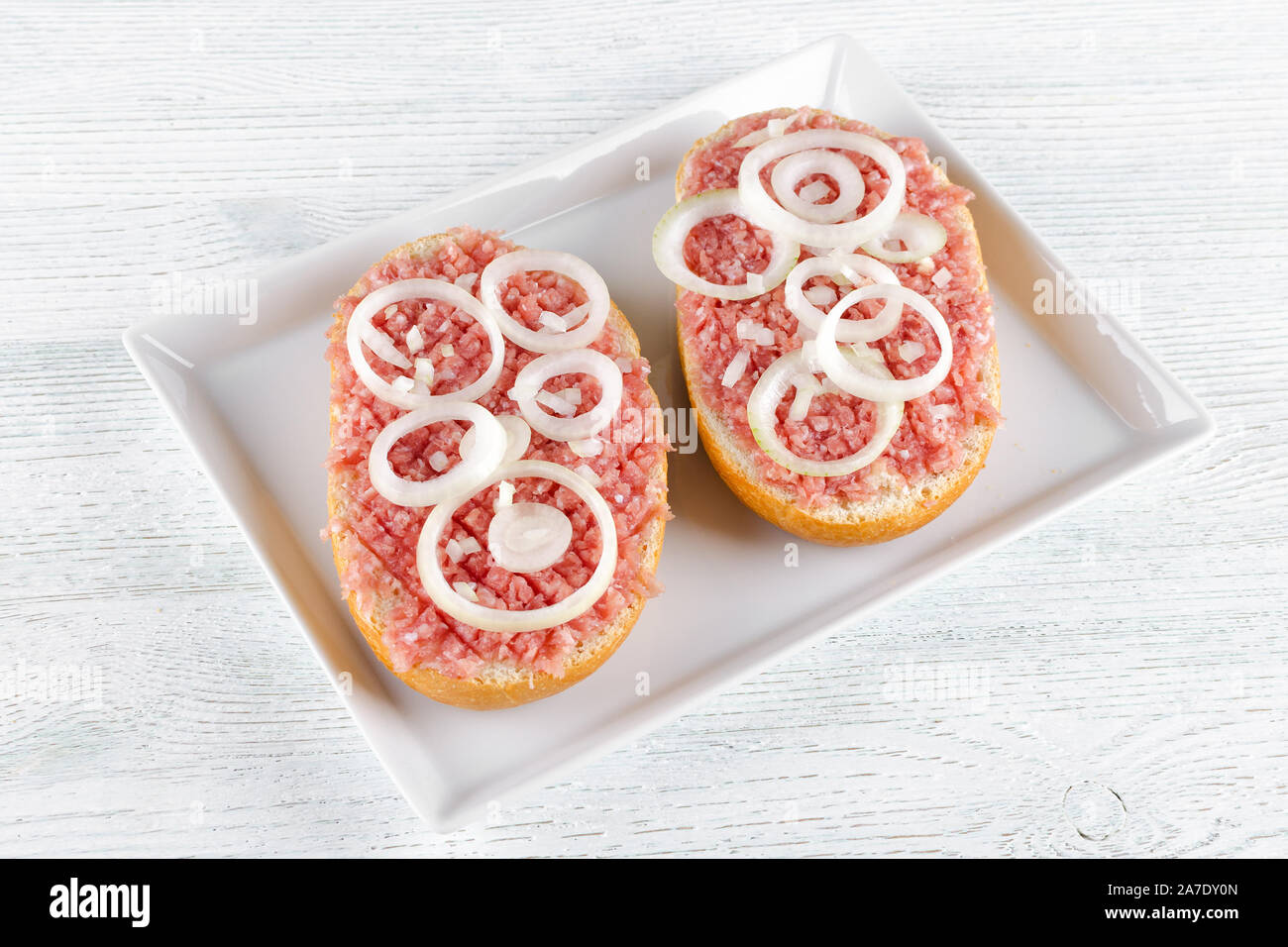 Deutsche sandwich mett Boden Schweinefleisch, Bun- und rohes Fleisch mit Zwiebeln Stockfoto