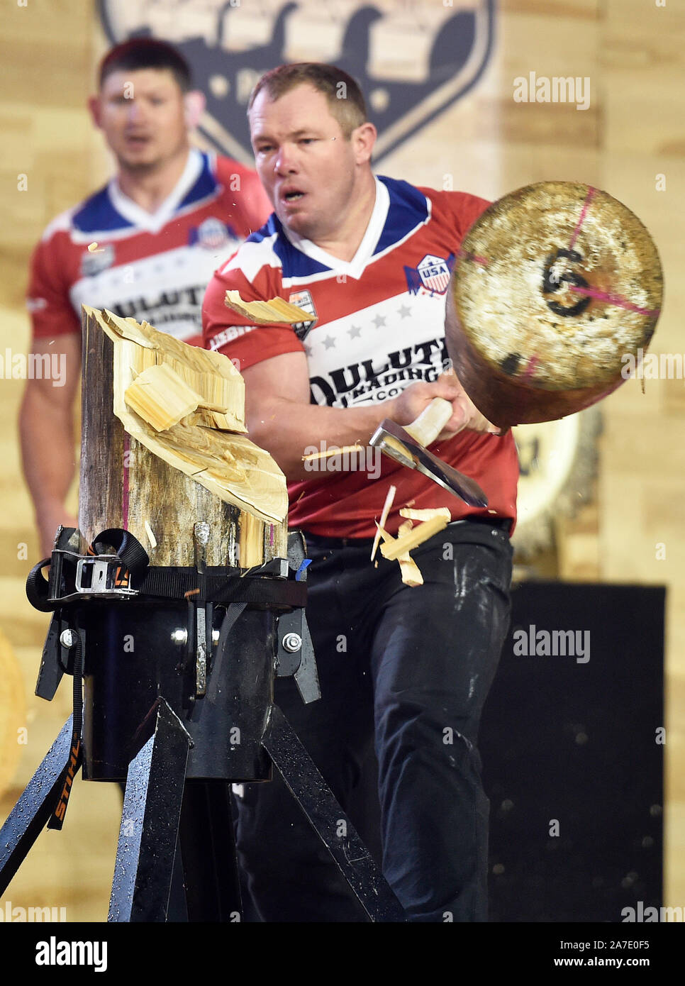 Prag, Tschechische Republik. 01 Nov, 2019. Die besten woodchopping und Sägen Athleten der Welt in Aktion in Prag, Tschechische Republik während der 2019 STIHL TIMBERSPORTS Weltmeisterschaft. Die Veranstaltung findet am 1. und 2. November, bei der legendären Industriellen Palace. Quelle: Michaela Říhová/CTK Photo/Alamy leben Nachrichten Stockfoto