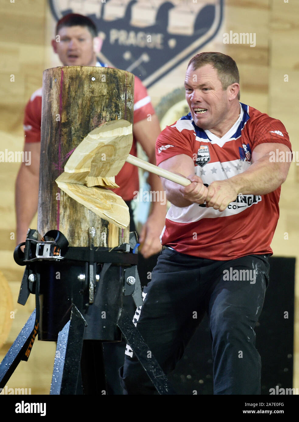 Prag, Tschechische Republik. 01 Nov, 2019. Die besten woodchopping und Sägen Athleten der Welt in Aktion in Prag, Tschechische Republik während der 2019 STIHL TIMBERSPORTS Weltmeisterschaft. Die Veranstaltung findet am 1. und 2. November, bei der legendären Industriellen Palace. Quelle: Michaela Říhová/CTK Photo/Alamy leben Nachrichten Stockfoto