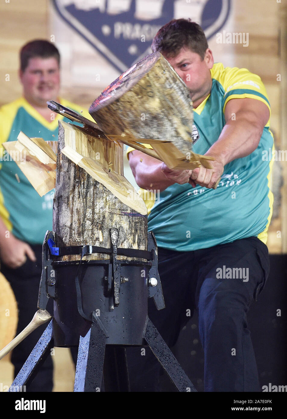 Prag, Tschechische Republik. 01 Nov, 2019. Die besten woodchopping und Sägen Athleten der Welt in Aktion in Prag, Tschechische Republik während der 2019 STIHL TIMBERSPORTS Weltmeisterschaft. Die Veranstaltung findet am 1. und 2. November, bei der legendären Industriellen Palace. Quelle: Michaela Říhová/CTK Photo/Alamy leben Nachrichten Stockfoto