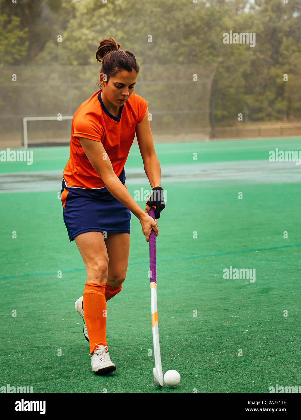 Weibliche Hockeyspieler Ausübung auf eine Rasenfläche. Stockfoto