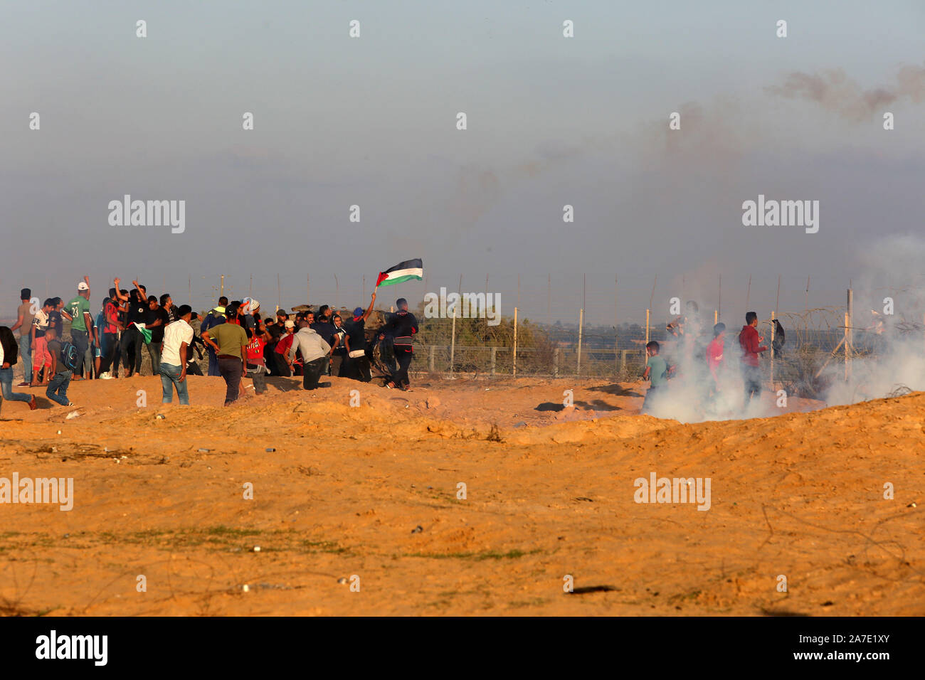 Palästinensische Demonstranten treffen während eines Protestes entlang der Grenze zu Israel östlich des Gazastreifens am 02. November 2019 mit israelischen Sicherheitskräften zusammen. Stockfoto