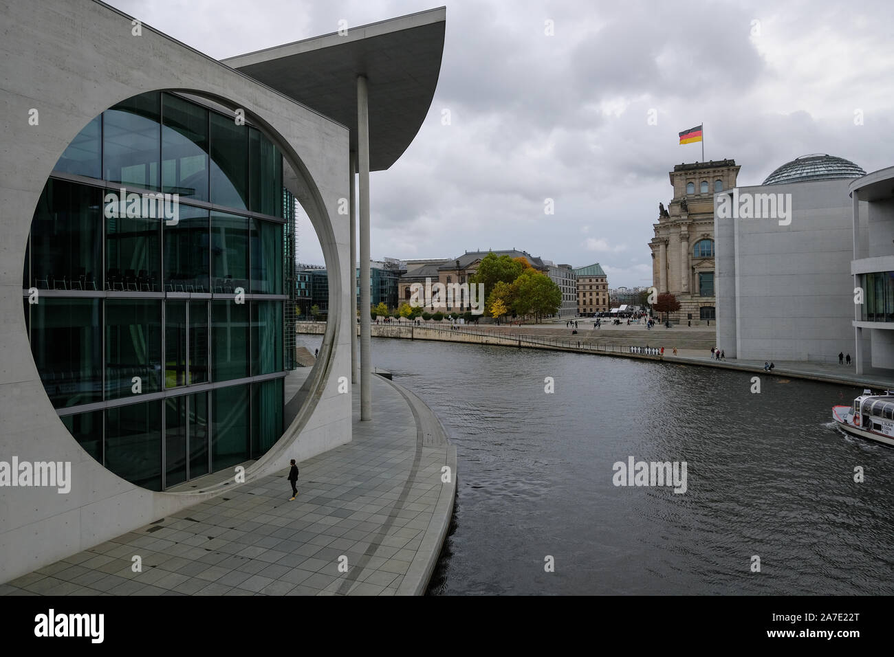 Berliner Reichstag riverside View mit Menschen Touristen und öffentlichen Verkehrsmitteln Stockfoto
