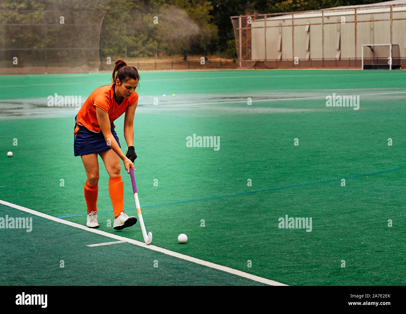 Weibliche Hockeyspieler Ausübung auf eine Rasenfläche. Stockfoto