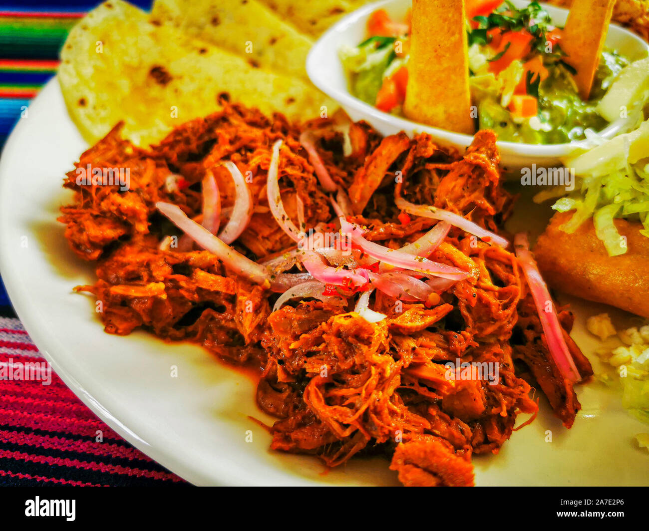 Mexican food Mix bunten Hintergrund, Guacamole, Cochinita Pibil, flautas und quesadilla. Stockfoto