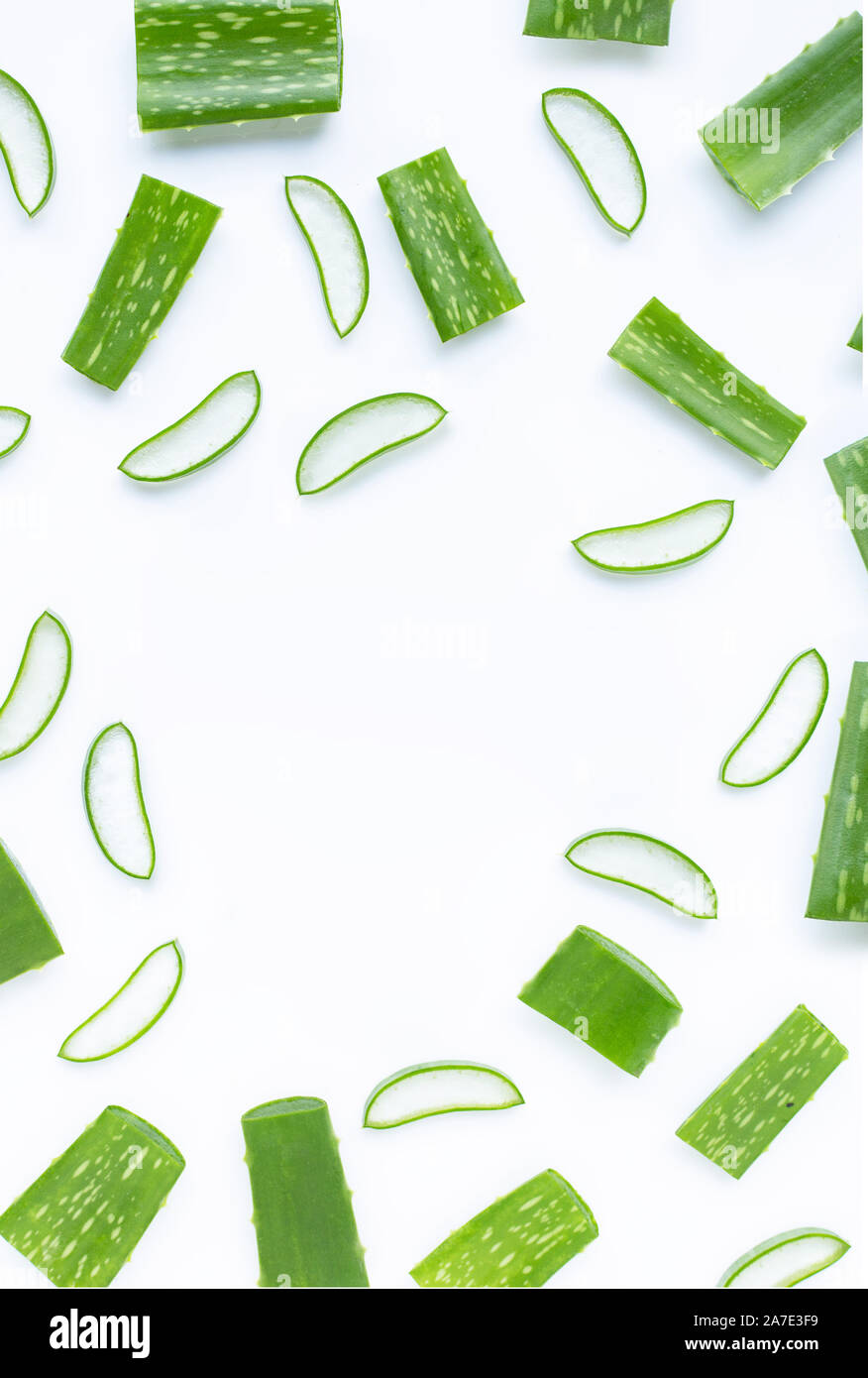 Rahmen aus Aloe Vera schneiden Stücke mit Slices auf Weiß. Stockfoto