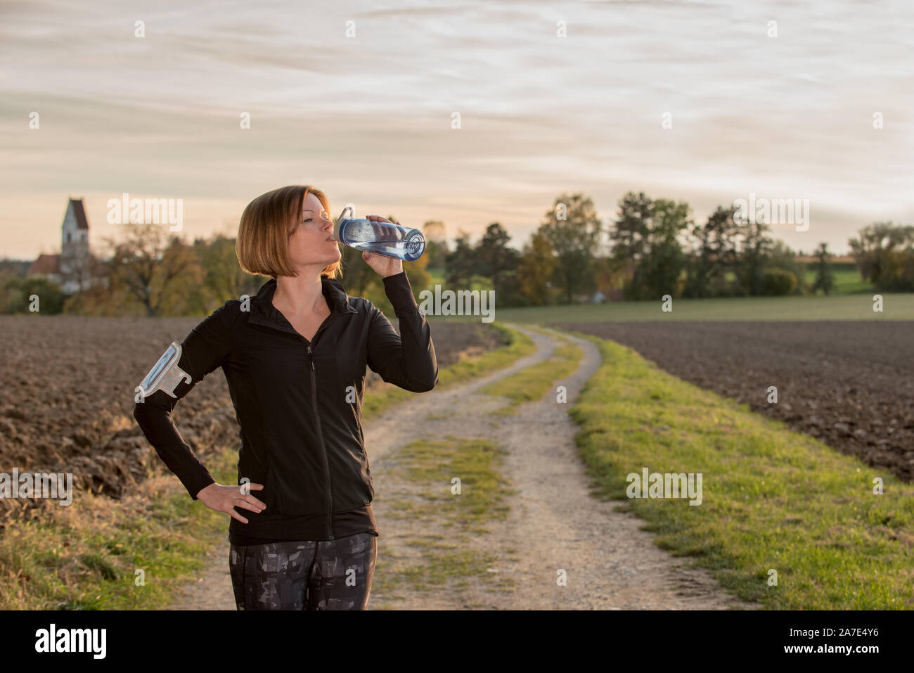 Nahaufnahme von junge Frau trinkt Wasser beim Sport Stockfoto