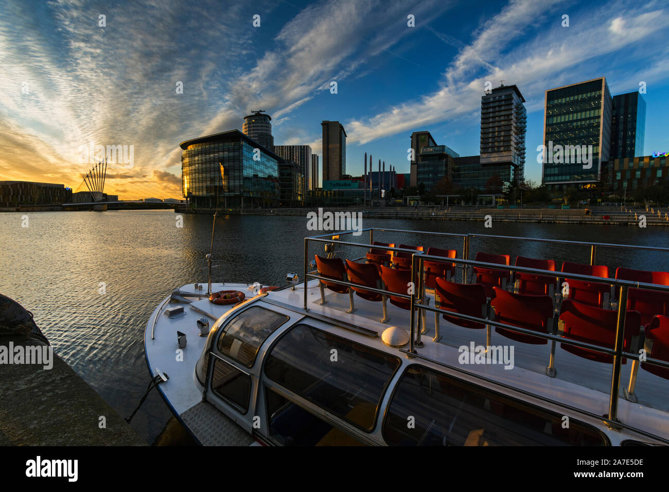 Sonnenuntergang über dem MediaCityUK Komplex mit der Prinzessin Katharine tour Boot im Vordergrund, Salford Quays, Manchester, England, Großbritannien Stockfoto