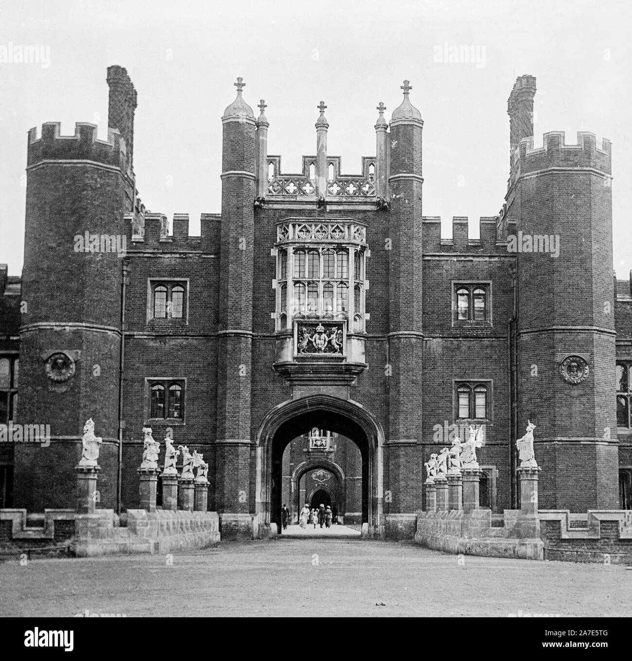 Ein Vintage späten viktorianischen oder frühen Edwardian schwarz-weiß Foto zeigt den Eingang zum Hampton Court Palace in England.. Die Menschen in der Eingang sichtbar. Stockfoto