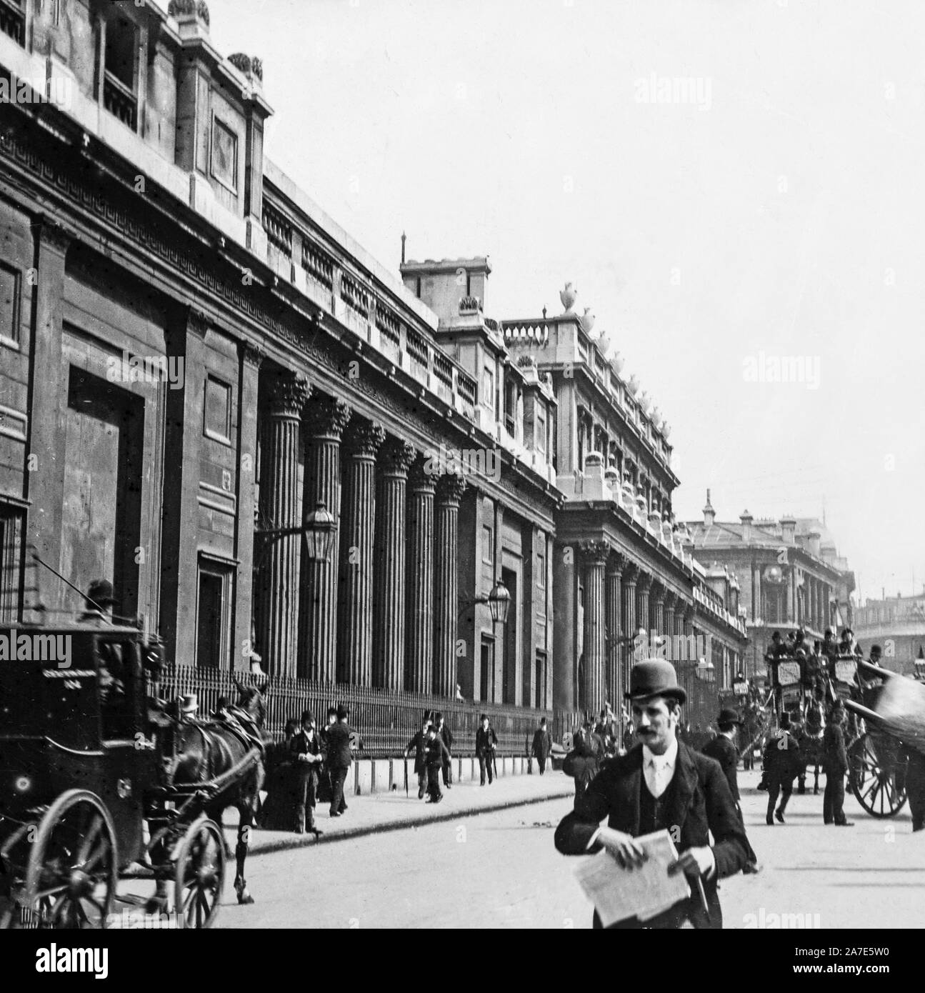 Ein Vintage späten viktorianischen oder frühen Edwardian schwarz-weiß Foto, Gebäuden und Menschen auf den Straßen von London, England. Eine Pferdekutsche auch im Foto ist. Stockfoto