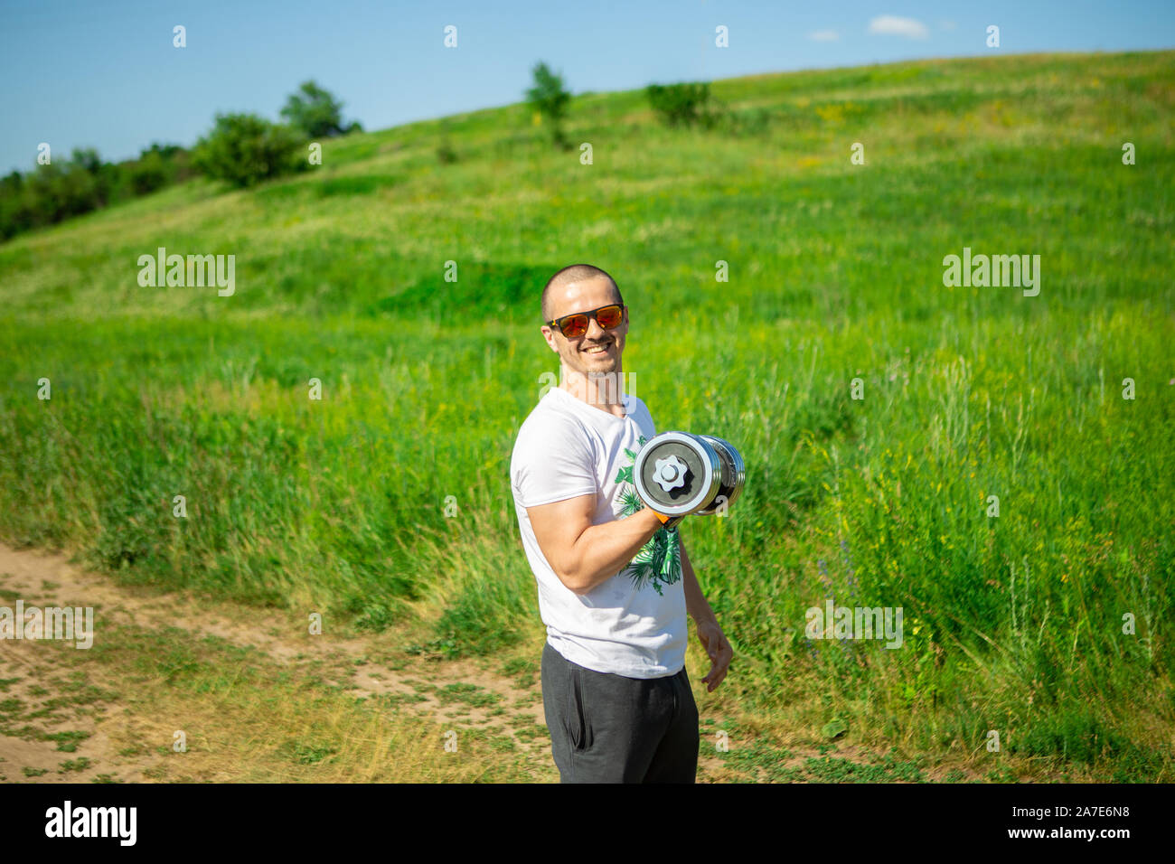 Athlet Mann tun Übung auf den Bizeps mit kurzhantel Stockfoto