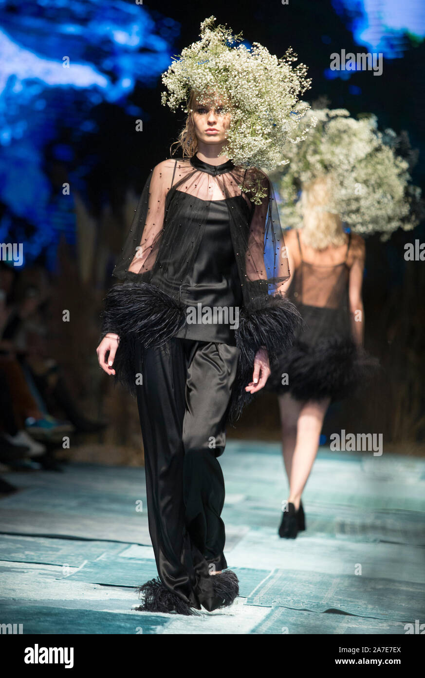 Riga, Lettland. 1 Nov, 2019. Ein model präsentiert eine Kreation von Amoralle während der Fashion Week in Riga in Riga, Lettland, an November 1, 2019. Credit: Edijs Palens/Xinhua/Alamy leben Nachrichten Stockfoto