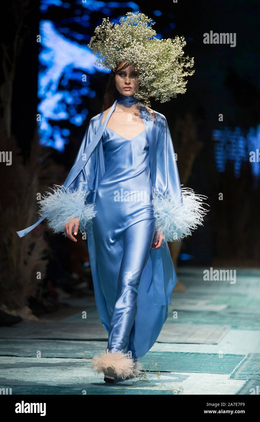 Riga, Lettland. 1 Nov, 2019. Ein model präsentiert eine Kreation von Amoralle während der Fashion Week in Riga in Riga, Lettland, an November 1, 2019. Credit: Edijs Palens/Xinhua/Alamy leben Nachrichten Stockfoto