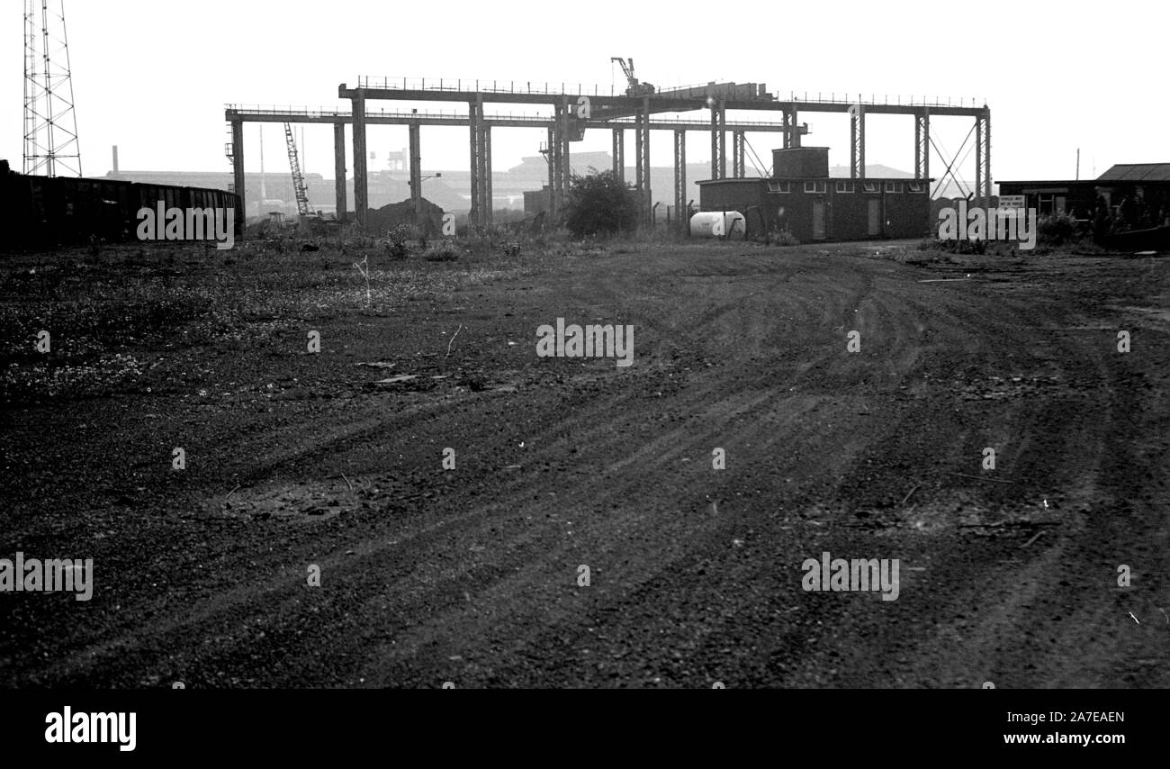 Eine Industriebrache lanscape im dearne Tal in der Nähe von Rotherham in South Yorkshire, England im Jahre 1983. Die meisten der Schwerindustrie in der Gegend. Stockfoto