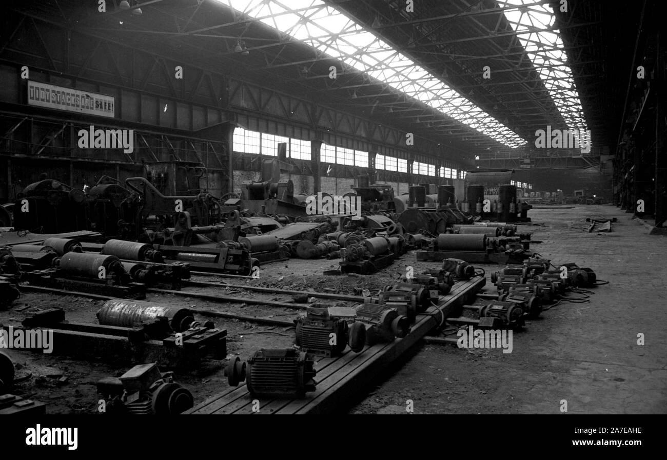 Im Inneren eine schwere Industrie Fabrik in der dearne Tal in der Nähe von Rotherham in South Yorkshire in 1983. Die meisten der Schwerindustrie in der Gegend. Stockfoto
