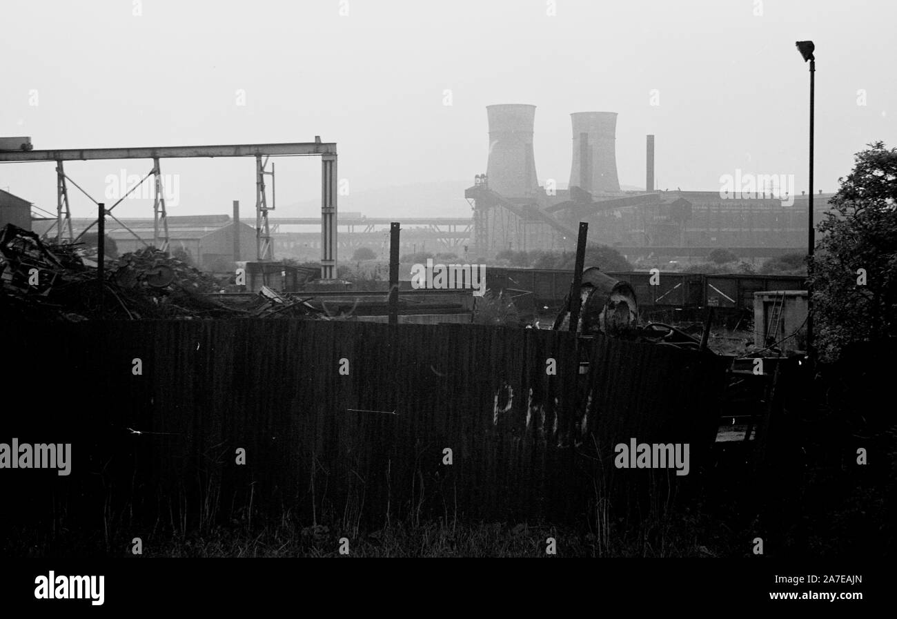 Kühltürme dominieren die Skyline bei einem Kohlekraftwerk in der dearne Tal in der Nähe von Sheffield, South Yorkshire, England im Jahre 1983. Das Kraftwerk hat da abgerissen und ersetzt durch Wind angetriebenen Stromerzeugung. Stockfoto
