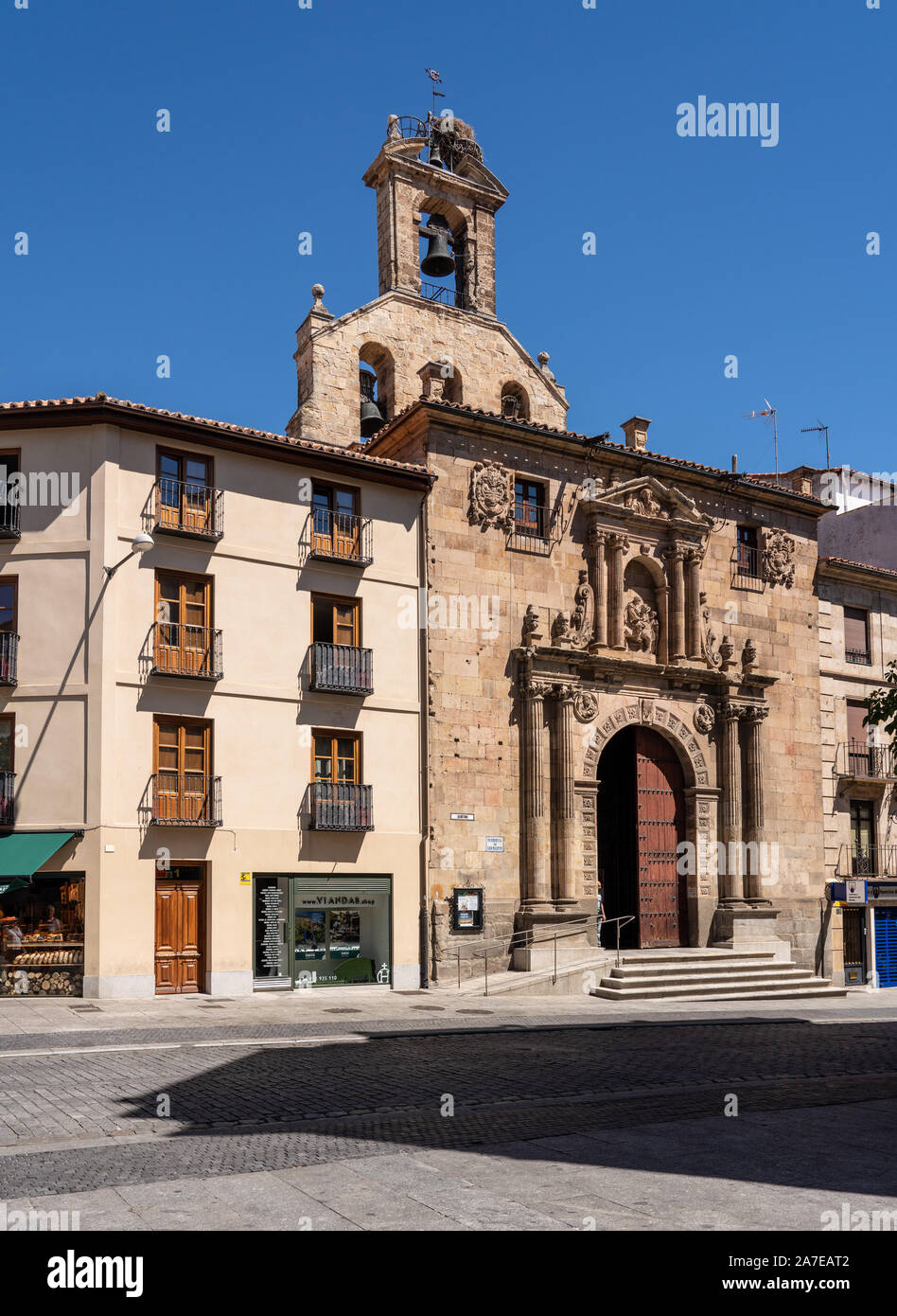 Salamanca, Spanien - 15. August 2019: Schritte und Eingang in die Kirche St. Martin in Salamanca Stockfoto