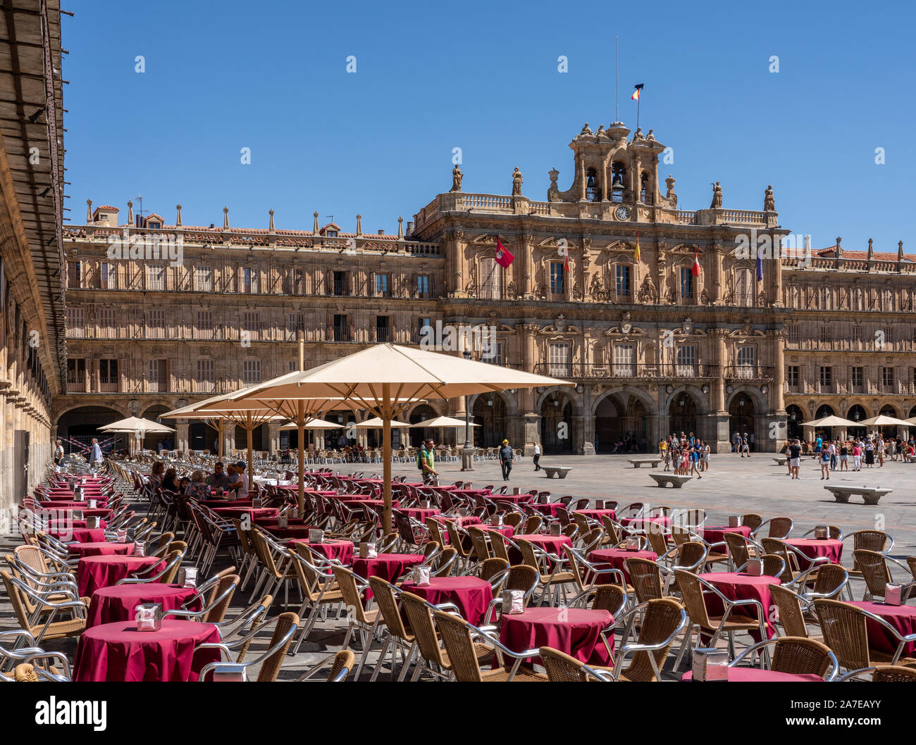 Salamanca, Spanien - 15. August 2019: Tische und Stühle von Outdoor Cafe an der Plaza Mayor in Salamanca Stockfoto