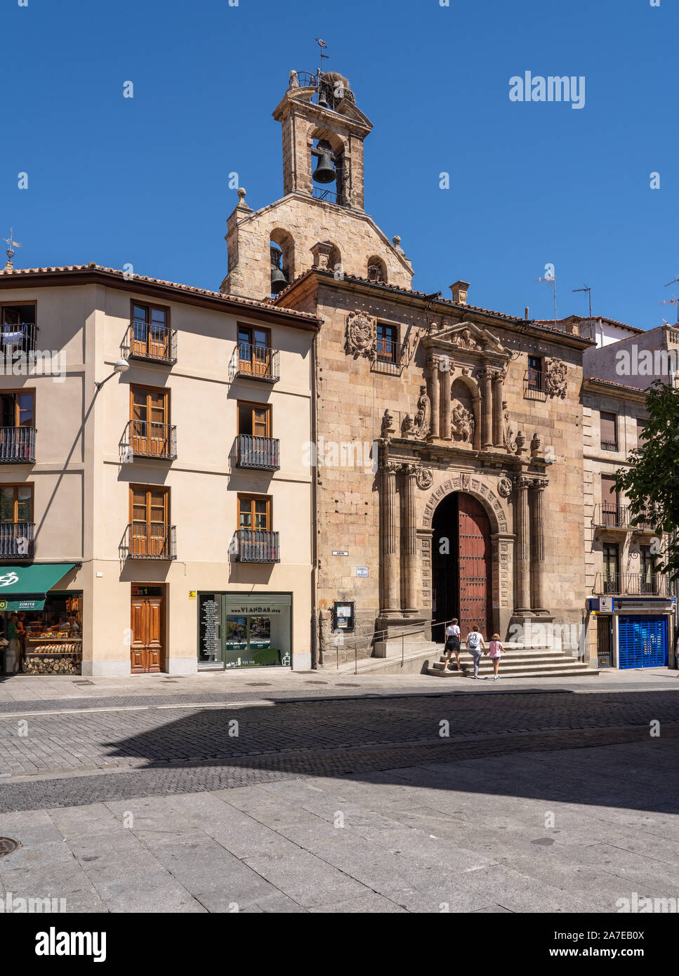 Salamanca, Spanien - 15. August 2019: passieren die Touristen den Eingang zur Kirche St. Martin in Salamanca Stockfoto