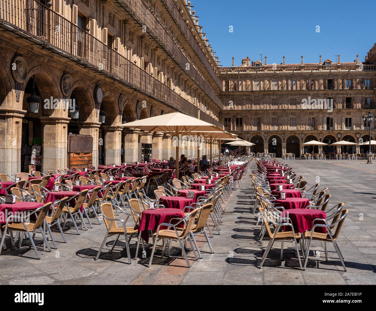 Salamanca, Spanien - 15. August 2019: Tische und Stühle von Outdoor Cafe an der Plaza Mayor in Salamanca Stockfoto